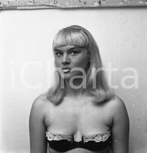 1965 ca MILANO EROTICA nel camerino del night club NEGATIVO ORIGINALE 6 Negativo originale d'epoca in bianco e nero su pellicola.Per i diritti rivolgersi a ICharta.ICharta mette in vendita, sul negozio eBay e in esclusiva sul sito "icharta" il proprio archivio composto da numerose diapositive e negativi fotografici d'epoca, tutti originali e autentici.Si tratta di uno sguardo inedito sull'attualità, la politica, la vita quotidiana, il gossip e la cultura, che fotografa il cambiamento della nazione (e non solo) tra il 1890 ed il 1990 circa. Un'occasione unica per il mercato del collezionismo, che vede finalmente disponibile un archivio eccezionale per vastità, tematiche e condizioni, in un settore (il negativo fotografico e la diapositiva) di assoluta novità e dalle interessanti prospettive di investimento. CONDIZIONI:FAIR/discretoFORMATO: cm 6 x 6  originale e autentica 1