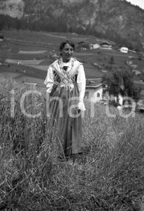 1934 CAMPITELLO DI FASSA passeggiata in campo di fieno NEGATIVO ORIG. Negativo originale d'epoca in bianco e nero su pellicola.Per i diritti rivolgersi a ICharta.ICharta mette in vendita, sul negozio eBay e in esclusiva sul sito "icharta" il proprio archivio composto da numerose diapositive e negativi fotografici d'epoca, tutti originali e autentici.Si tratta di uno sguardo inedito sull'attualità, la politica, la vita quotidiana, il gossip e la cultura, che fotografa il cambiamento della nazione (e non solo) tra il 1890 ed il 1990 circa. Un'occasione unica per il mercato del collezionismo, che vede finalmente disponibile un archivio eccezionale per vastità, tematiche e condizioni, in un settore (il negativo fotografico e la diapositiva) di assoluta novità e dalle interessanti prospettive di investimento. CONDIZIONI:FAIR/discretoFORMATO: cm 6 x 9 originale e autentica 1