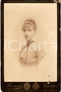 Fotografia d epoca originale 1880 ca MILANO Ritratto di nobildonna con abito a righe Foto Carlo MARCOZZI 2 1