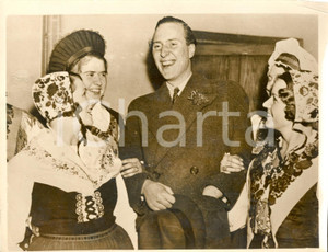 Fotografia d epoca originale 1934 LONDON MARYLEBONE Carlo di SVEZIA inaugura Bazar de Noel  HARCOURT STREET 1