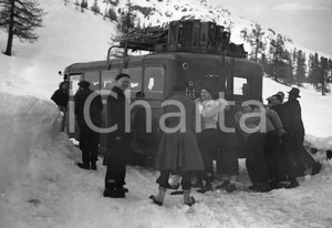 1935 PASSO DEL GIULIO (CH) corriera spinta tra la neve alta NEGATIVO ORIGINALE Negativo originale d'epoca in bianco e nero su pellicola.Per i diritti rivolgersi a ICharta.ICharta mette in vendita, sul negozio eBay e in esclusiva sul sito "icharta" il proprio archivio composto da numerose diapositive e negativi fotografici d'epoca, tutti originali e autentici.Si tratta di uno sguardo inedito sull'attualità, la politica, la vita quotidiana, il gossip e la cultura, che fotografa il cambiamento della nazione (e non solo) tra il 1890 ed il 1990 circa. Un'occasione unica per il mercato del collezionismo, che vede finalmente disponibile un archivio eccezionale per vastità, tematiche e condizioni, in un settore (il negativo fotografico e la diapositiva) di assoluta novità e dalle interessanti prospettive di investimento. CONDIZIONI:FAIR/discretoFORMATO: cm 6 x 9 originale e autentica 1
