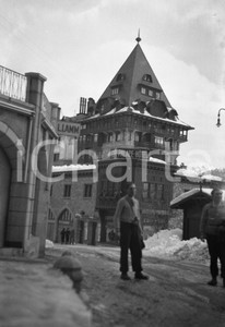 1935 SAINT MORITZ davanti al Palace Hotel NEGATIVO ORIGINALE Negativo originale d'epoca in bianco e nero su pellicola.Per i diritti rivolgersi a ICharta.ICharta mette in vendita, sul negozio eBay e in esclusiva sul sito "icharta" il proprio archivio composto da numerose diapositive e negativi fotografici d'epoca, tutti originali e autentici.Si tratta di uno sguardo inedito sull'attualità, la politica, la vita quotidiana, il gossip e la cultura, che fotografa il cambiamento della nazione (e non solo) tra il 1890 ed il 1990 circa. Un'occasione unica per il mercato del collezionismo, che vede finalmente disponibile un archivio eccezionale per vastità, tematiche e condizioni, in un settore (il negativo fotografico e la diapositiva) di assoluta novità e dalle interessanti prospettive di investimento. CONDIZIONI:FAIR/discretoFORMATO: cm 6 x 9 originale e autentica 1