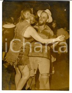 Fotografia d epoca originale 1960 ca PARIS Festa in costume con ballerina in un sacco Foto VINTAGE 18x24 cm 1