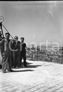 1938 ENNA panorama dalla balconata e la Torre ottagonale NEGATIVO ORIGINALE Negativo originale d'epoca in bianco e nero su pellicola.Per i diritti rivolgersi a ICharta.ICharta mette in vendita, sul negozio eBay e in esclusiva sul sito "icharta" il proprio archivio composto da numerose diapositive e negativi fotografici d'epoca, tutti originali e autentici.Si tratta di uno sguardo inedito sull'attualità, la politica, la vita quotidiana, il gossip e la cultura, che fotografa il cambiamento della nazione (e non solo) tra il 1890 ed il 1990 circa. Un'occasione unica per il mercato del collezionismo, che vede finalmente disponibile un archivio eccezionale per vastità, tematiche e condizioni, in un settore (il negativo fotografico e la diapositiva) di assoluta novità e dalle interessanti prospettive di investimento. CONDIZIONI:FAIR/discretoFORMATO: cm 6 x 9 originale e autentica 1