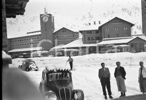 1938 SESTRIERE davanti all'albergo dopo lo sci NEGATIVO ORIGINALE Negativo originale d'epoca in bianco e nero su pellicola.Per i diritti rivolgersi a ICharta.ICharta mette in vendita, sul negozio eBay e in esclusiva sul sito "icharta" il proprio archivio composto da numerose diapositive e negativi fotografici d'epoca, tutti originali e autentici.Si tratta di uno sguardo inedito sull'attualità, la politica, la vita quotidiana, il gossip e la cultura, che fotografa il cambiamento della nazione (e non solo) tra il 1890 ed il 1990 circa. Un'occasione unica per il mercato del collezionismo, che vede finalmente disponibile un archivio eccezionale per vastità, tematiche e condizioni, in un settore (il negativo fotografico e la diapositiva) di assoluta novità e dalle interessanti prospettive di investimento. CONDIZIONI:FAIR/discretoFORMATO: cm 6 x 9 originale e autentica 1