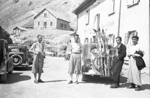 1938 STELVIO Arrivo ad Albergo Passo dello Stelvio a luglio NEGATIVO ORIGINALE Negativo originale d'epoca in bianco e nero su pellicola.Per i diritti rivolgersi a ICharta.ICharta mette in vendita, sul negozio eBay e in esclusiva sul sito "icharta" il proprio archivio composto da numerose diapositive e negativi fotografici d'epoca, tutti originali e autentici.Si tratta di uno sguardo inedito sull'attualità, la politica, la vita quotidiana, il gossip e la cultura, che fotografa il cambiamento della nazione (e non solo) tra il 1890 ed il 1990 circa. Un'occasione unica per il mercato del collezionismo, che vede finalmente disponibile un archivio eccezionale per vastità, tematiche e condizioni, in un settore (il negativo fotografico e la diapositiva) di assoluta novità e dalle interessanti prospettive di investimento. CONDIZIONI:FAIR/discretoFORMATO: cm 6 x 9 originale e autentica 1