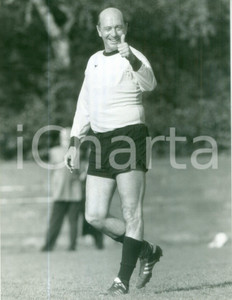 Fotografia d epoca originale 1988 BONN Manfred WORNER Segretario Generale NATO gioca a calcetto Foto 1