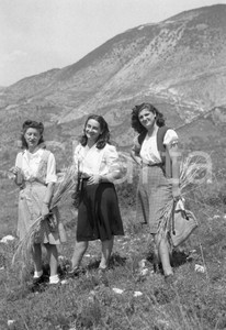 1946 GUARCINO (FR) Ritratto giovani donne in villeggiatura NEGATIVO ORIGINALE 1 Negativo originale d'epoca in bianco e nero su pellicola.Per i diritti rivolgersi a ICharta.ICharta mette in vendita, sul negozio eBay e in esclusiva sul sito "icharta" il proprio archivio composto da numerose diapositive e negativi fotografici d'epoca, tutti originali e autentici.Si tratta di uno sguardo inedito sull'attualità, la politica, la vita quotidiana, il gossip e la cultura, che fotografa il cambiamento della nazione (e non solo) tra il 1890 ed il 1990 circa. Un'occasione unica per il mercato del collezionismo, che vede finalmente disponibile un archivio eccezionale per vastità, tematiche e condizioni, in un settore (il negativo fotografico e la diapositiva) di assoluta novità e dalle interessanti prospettive di investimento. CONDIZIONI:FAIR/discretoFORMATO: cm 6 x 9 originale e autentica 1