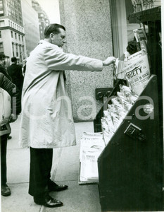 Fotografia d epoca originale 1968 NEW YORK Scrittore Morris WEST acquista una rivista in edicola Foto 1