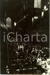 Fotografia d epoca originale 1960 BRUXELLES Sposa regina consorte Fabiola del BELGIO entra in chiesa Foto 1