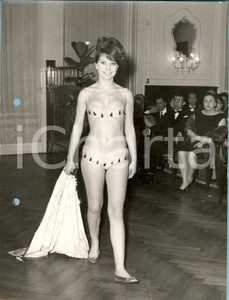 Fotografia d epoca originale 1960 ca MILANO MODA Modella sfila in bikini chiaro con nappe Foto 1