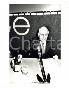 1985 ca MILANO - MONTEDISON Mario SCHIMBERNI beve acqua Levissima *Foto 2 Fotografia di agenzia. CONDIZIONI: GFORMATO: 20x25 cm  originale e autentica 1