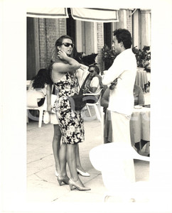 Fotografia d epoca originale 1985 ca COSTUME ITALIA Antonella LUALDI Franco INTERLENGHI al bar Foto 1 1