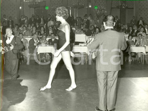 Fotografia d epoca originale 1960 ca STORIA DELLA MODA Sfilata modelle in costume serata di gala Foto 1