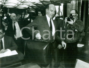 Fotografia d epoca originale 1989 BONN Manfred WORNER a seduta per catastrofe del RAMSTEIN Foto 1