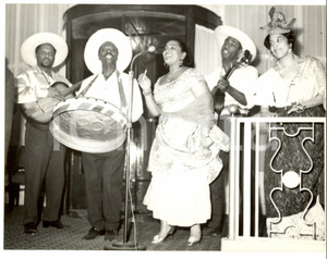 Fotografia d epoca originale 1960 ca PARIS Cantante caraibica MOUNE DE RIVEL con orchestrina da sala 2 1