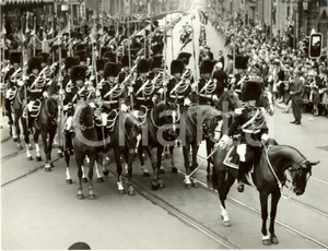 Fotografia d epoca originale 1959 BRUXELLES Scorta reale precede corteo nuziale di ALBERTO e PAOLA di LIEGI 1