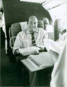 Fotografia d epoca originale 1983 BONN Ministro Manfred WORNER lavora a bordo di un BOING militare Foto 2 1