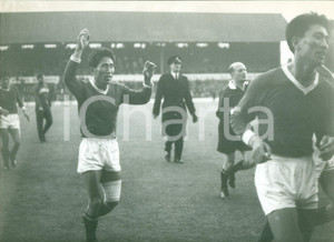 Fotografia d epoca originale 1966 MIDDLESBROUGH CALCIO Mondiali ITALIA  COREA Coreani escono dal campo 1