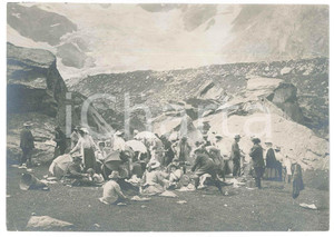 1910 ca ESCURSIONISMO Picnic in montagna - Foto di gruppo 17x12 cm Fotografia originale d'epoca. CONDIZIONI:GOOD/buonoFORMATO: 17x12 cm originale e autentica 1