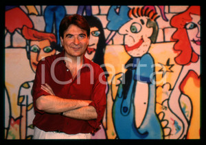 1996 RAI 2 E L'ITALIA RACCONTA Paolo LIMITI *35mm VINTAGE SLIDE 2 Diapositiva d'epoca originale.  E' SEVERAMENTE VIETATA LA RIPRODUZIONE.TUTTI I DIRITTI SONO RISERVATI.ICharta mette in vendita, sul negozio eBay e in esclusiva sul sito "icharta" il proprio archivio composto da numerose diapositive e negativi fotografici d'epoca, tutti originali e autentici.Si tratta di uno sguardo inedito sull'attualità, la politica, la vita quotidiana, il gossip e la cultura, che fotografa il cambiamento della nazione (e non solo) tra il 1890 ed il 1990 circa. Un'occasione unica per il mercato del collezionismo, che vede finalmente disponibile un archivio eccezionale per vastità, tematiche e condizioni, in un settore (il negativo fotografico e la diapositiva) di assoluta novità e dalle interessanti prospettive di investimento. CONDIZIONI:GOOD/buonoFORMATO: 35mm originale e autentica 1