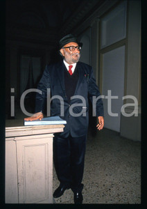 1992 TRIESTE Abdus SALAM Ritratto del fisico premio NOBEL *35mm VINTAGE SLIDE 8 ﻿Diapositiva originale d'epoca.  E' SEVERAMENTE VIETATA LA RIPRODUZIONE.TUTTI I DIRITTI SONO RISERVATI.ICharta mette in vendita, sul negozio eBay e in esclusiva sul sito "icharta" il proprio archivio composto da numerose diapositive e negativi fotografici d'epoca, tutti originali e autentici.Si tratta di uno sguardo inedito sull'attualità, la politica, la vita quotidiana, il gossip e la cultura, che fotografa il cambiamento della nazione (e non solo) tra il 1890 ed il 1990 circa. Un'occasione unica per il mercato del collezionismo, che vede finalmente disponibile un archivio eccezionale per vastità, tematiche e condizioni, in un settore (il negativo fotografico e la diapositiva) di assoluta novità e dalle interessanti prospettive di investimento. CONDIZIONI:GOOD/buonoFORMATO: 35mm originale e autentica 1