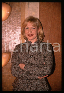 1995 ca Monica SCATTINI Ritratto dell'attrice *35mm VINTAGE SLIDE 3 Diapositiva originale d'epoca  E' SEVERAMENTE VIETATA LA RIPRODUZIONE.TUTTI I DIRITTI SONO RISERVATI.ICharta mette in vendita, sul negozio eBay e in esclusiva sul sito "icharta" il proprio archivio composto da numerose diapositive e negativi fotografici d'epoca, tutti originali e autentici.Si tratta di uno sguardo inedito sull'attualità, la politica, la vita quotidiana, il gossip e la cultura, che fotografa il cambiamento della nazione (e non solo) tra il 1890 ed il 1990 circa. Un'occasione unica per il mercato del collezionismo, che vede finalmente disponibile un archivio eccezionale per vastità, tematiche e condizioni, in un settore (il negativo fotografico e la diapositiva) di assoluta novità e dalle interessanti prospettive di investimento. CONDIZIONI:GOOD/buonoFORMATO: 35mm originale e autentica 1