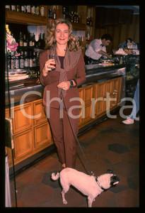 Fotografia d epoca originale 1990 ca CINEMA Monica SCATTINI beve aperitivo  35mm VINTAGE SLIDE 2 1