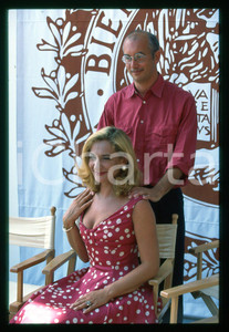 1994 Monica SCATTINI e Davide FERRARIO al Festival VENEZIA *35mm VINTAGE SLIDE Diapositiva originale d'epoca  E' SEVERAMENTE VIETATA LA RIPRODUZIONE.TUTTI I DIRITTI SONO RISERVATI.ICharta mette in vendita, sul negozio eBay e in esclusiva sul sito "icharta" il proprio archivio composto da numerose diapositive e negativi fotografici d'epoca, tutti originali e autentici.Si tratta di uno sguardo inedito sull'attualità, la politica, la vita quotidiana, il gossip e la cultura, che fotografa il cambiamento della nazione (e non solo) tra il 1890 ed il 1990 circa. Un'occasione unica per il mercato del collezionismo, che vede finalmente disponibile un archivio eccezionale per vastità, tematiche e condizioni, in un settore (il negativo fotografico e la diapositiva) di assoluta novità e dalle interessanti prospettive di investimento. CONDIZIONI:GOOD/buonoFORMATO: 35mm originale e autentica 1