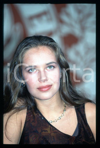 1997 Yekaterina REDNIKOVA al Festival del cinema di VENEZIA *35mm VINTAGE SLIDE Diapositiva originale d'epoca  E' SEVERAMENTE VIETATA LA RIPRODUZIONE.TUTTI I DIRITTI SONO RISERVATI.ICharta mette in vendita, sul negozio eBay e in esclusiva sul sito "icharta" il proprio archivio composto da numerose diapositive e negativi fotografici d'epoca, tutti originali e autentici.Si tratta di uno sguardo inedito sull'attualità, la politica, la vita quotidiana, il gossip e la cultura, che fotografa il cambiamento della nazione (e non solo) tra il 1890 ed il 1990 circa. Un'occasione unica per il mercato del collezionismo, che vede finalmente disponibile un archivio eccezionale per vastità, tematiche e condizioni, in un settore (il negativo fotografico e la diapositiva) di assoluta novità e dalle interessanti prospettive di investimento. CONDIZIONI:GOOD/buonoFORMATO: 35mm originale e autentica 1