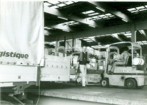 Fotografia d epoca originale 1992 STRASBOURG FRANCE Muletti al lavoro al magazzino logistico Fotografia 1