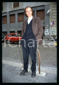 1990 ca MILANO Dario ARGENTO Ritratto del regista HORROR *35mm VINTAGE SLIDE 4 Diapositiva originale d'epoca inedita  E' SEVERAMENTE VIETATA LA RIPRODUZIONE.TUTTI I DIRITTI SONO RISERVATI.ICharta mette in vendita, sul negozio eBay e in esclusiva sul sito "icharta" il proprio archivio composto da numerose diapositive e negativi fotografici d'epoca, tutti originali e autentici.Si tratta di uno sguardo inedito sull'attualità, la politica, la vita quotidiana, il gossip e la cultura, che fotografa il cambiamento della nazione (e non solo) tra il 1890 ed il 1990 circa. Un'occasione unica per il mercato del collezionismo, che vede finalmente disponibile un archivio eccezionale per vastità, tematiche e condizioni, in un settore (il negativo fotografico e la diapositiva) di assoluta novità e dalle interessanti prospettive di investimento. CONDIZIONI:FAIR/discretoFORMATO: 35mm originale e autentica 1 1990 ca MILANO Dario ARGENTO Ritratto del regista HORROR *35mm VINTAGE SLIDE 4 Diapositiva originale d'epoca inedita  E' SEVERAMENTE VIETATA LA RIPRODUZIONE.TUTTI I DIRITTI SONO RISERVATI.ICharta mette in vendita, sul negozio eBay e in esclusiva sul sito "icharta" il proprio archivio composto da numerose diapositive e negativi fotografici d'epoca, tutti originali e autentici.Si tratta di uno sguardo inedito sull'attualità, la politica, la vita quotidiana, il gossip e la cultura, che fotografa il cambiamento della nazione (e non solo) tra il 1890 ed il 1990 circa. Un'occasione unica per il mercato del collezionismo, che vede finalmente disponibile un archivio eccezionale per vastità, tematiche e condizioni, in un settore (il negativo fotografico e la diapositiva) di assoluta novità e dalle interessanti prospettive di investimento. CONDIZIONI:FAIR/discretoFORMATO: 35mm originale e autentica 1