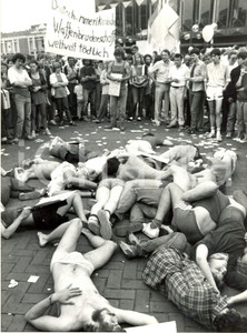 Fotografia d epoca originale 1982 BERLIN Giovani partecipano alla simulazione di un attacco nucleare Foto 1