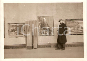 Fotografia d epoca originale 1940 ca PARIS Principe Eugenio di SVEZIA a una mostra con ritratto OSCAR II 3 1