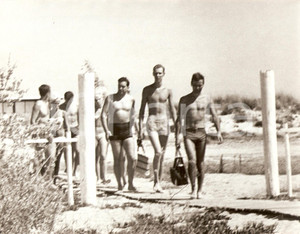 Fotografia d epoca originale 1960 ca SAINTTROPEZ Vittorio Emanuele di SAVOIA in vacanza con amici Foto 2 1