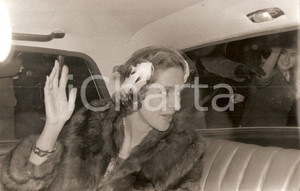 Fotografia d epoca originale 1960 MADRID Fabiola MORA Y ARAGON  saluta la folla dopo Te Deum per Baldovino 4 1