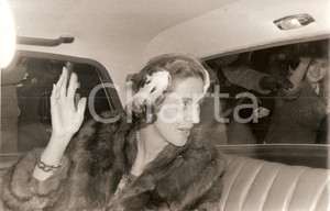 Fotografia d epoca originale 1960 MADRID Fabiola MORA Y ARAGON  saluta la folla dopo Te Deum per Baldovino 5 1