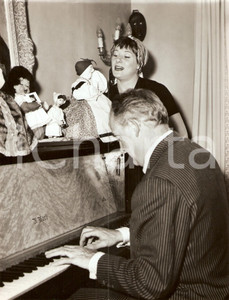 Fotografia d epoca originale 1960 ca PARIS Raymond LEGRAND suona per la moglie Colette RENARD Foto 1