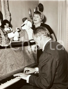 Fotografia d epoca originale 1960 ca PARIS Raymond LEGRAND suona per la moglie Colette RENARD Foto 1