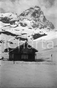1940 ca CERVINIA chalet sotto il Cervino NEGATIVO ORIGINALE Negativo originale d'epoca in bianco e nero su pellicola.Per i diritti rivolgersi a ICharta.ICharta mette in vendita, sul negozio eBay e in esclusiva sul sito "icharta" il proprio archivio composto da numerose diapositive e negativi fotografici d'epoca, tutti originali e autentici.Si tratta di uno sguardo inedito sull'attualità, la politica, la vita quotidiana, il gossip e la cultura, che fotografa il cambiamento della nazione (e non solo) tra il 1890 ed il 1990 circa. Un'occasione unica per il mercato del collezionismo, che vede finalmente disponibile un archivio eccezionale per vastità, tematiche e condizioni, in un settore (il negativo fotografico e la diapositiva) di assoluta novità e dalle interessanti prospettive di investimento. CONDIZIONI:FAIR/discretoFORMATO: cm 6 x 9 originale e autentica 1