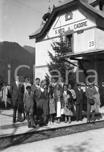 1940 ca S.VITO DI CADORE (BL) alla stazione in attesa NEGATIVO ORIGINALE Negativo originale d'epoca in bianco e nero su pellicola.Per i diritti rivolgersi a ICharta.ICharta mette in vendita, sul negozio eBay e in esclusiva sul sito "icharta" il proprio archivio composto da numerose diapositive e negativi fotografici d'epoca, tutti originali e autentici.Si tratta di uno sguardo inedito sull'attualità, la politica, la vita quotidiana, il gossip e la cultura, che fotografa il cambiamento della nazione (e non solo) tra il 1890 ed il 1990 circa. Un'occasione unica per il mercato del collezionismo, che vede finalmente disponibile un archivio eccezionale per vastità, tematiche e condizioni, in un settore (il negativo fotografico e la diapositiva) di assoluta novità e dalle interessanti prospettive di investimento. CONDIZIONI:FAIR/discretoFORMATO: cm 6 x 9 originale e autentica 1
