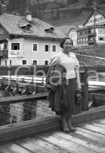 1940 ca SAN CANDIDO (BZ) ritratto su ponte del Rio Sesto NEGATIVO ORIGINALE Negativo originale d'epoca in bianco e nero su pellicola.Per i diritti rivolgersi a ICharta.ICharta mette in vendita, sul negozio eBay e in esclusiva sul sito "icharta" il proprio archivio composto da numerose diapositive e negativi fotografici d'epoca, tutti originali e autentici.Si tratta di uno sguardo inedito sull'attualità, la politica, la vita quotidiana, il gossip e la cultura, che fotografa il cambiamento della nazione (e non solo) tra il 1890 ed il 1990 circa. Un'occasione unica per il mercato del collezionismo, che vede finalmente disponibile un archivio eccezionale per vastità, tematiche e condizioni, in un settore (il negativo fotografico e la diapositiva) di assoluta novità e dalle interessanti prospettive di investimento. CONDIZIONI:FAIR/discretoFORMATO: cm 6 x 9 originale e autentica 1