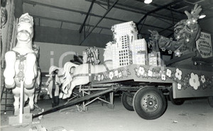 Fotografia d epoca originale 1979 BONN Carro per il carnevale preparato da volontari  Foto 2 1