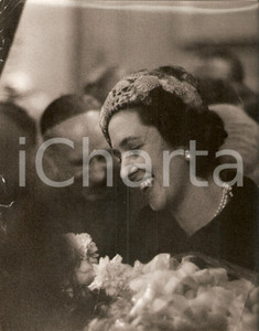 Fotografia d epoca originale 1960 MADRID Donna Fabiola MORA Y ARAGON con un omaggio floreale Fotografia 2 1