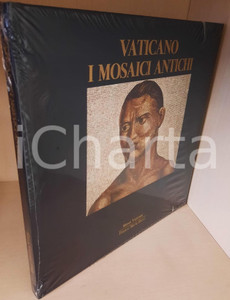 2002 VATICANO I mosaici antichi - FMR Franco Maria Ricci Editore Legatura editoriale in seta nera con illustrazione applicata. Cofanetto rigido.Volume intonso, con cellophane originale.COLLANA: Musei VaticaniEDITORE: Franco Maria Ricci Editore CONDIZIONI:GOOD/buonoFORMATO: 30x30 cm (volume); 32x32 cm (cofanetto) originale e autentica 1