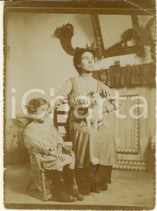 Fotografia d epoca originale 1900 ca COSTUME ITALIA Madre e figlia con cagnolino Foto 9x12 cm 1