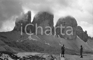 1940 ca AURONZO DI CADORE Tre Cime di Lavaredo tra le nuvole NEGATIVO ORIGINALE Negativo originale d'epoca in bianco e nero su pellicola.Per i diritti rivolgersi a ICharta.ICharta mette in vendita, sul negozio eBay e in esclusiva sul sito "icharta" il proprio archivio composto da numerose diapositive e negativi fotografici d'epoca, tutti originali e autentici.Si tratta di uno sguardo inedito sull'attualità, la politica, la vita quotidiana, il gossip e la cultura, che fotografa il cambiamento della nazione (e non solo) tra il 1890 ed il 1990 circa. Un'occasione unica per il mercato del collezionismo, che vede finalmente disponibile un archivio eccezionale per vastità, tematiche e condizioni, in un settore (il negativo fotografico e la diapositiva) di assoluta novità e dalle interessanti prospettive di investimento. CONDIZIONI:FAIR/discretoFORMATO: cm 6 x 9 originale e autentica 1