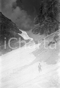 1940ca Sul nevaio alle Tre Cime Lavaredo NEGATIVO ORIGINALE Negativo originale d'epoca in bianco e nero su pellicola.Per i diritti rivolgersi a ICharta.ICharta mette in vendita, sul negozio eBay e in esclusiva sul sito "icharta" il proprio archivio composto da numerose diapositive e negativi fotografici d'epoca, tutti originali e autentici.Si tratta di uno sguardo inedito sull'attualità, la politica, la vita quotidiana, il gossip e la cultura, che fotografa il cambiamento della nazione (e non solo) tra il 1890 ed il 1990 circa. Un'occasione unica per il mercato del collezionismo, che vede finalmente disponibile un archivio eccezionale per vastità, tematiche e condizioni, in un settore (il negativo fotografico e la diapositiva) di assoluta novità e dalle interessanti prospettive di investimento. CONDIZIONI:FAIR/discreto Difetti come da scansioneFORMATO: cm 6 x 9 originale e autentica 1