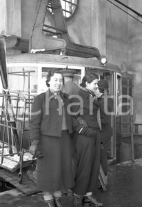 1935 ca BREUIL CERVINIA Ritratto di signore alla funivia NEGATIVO ORIGINALE Negativo originale d'epoca in bianco e nero su pellicola.Per i diritti rivolgersi a ICharta.ICharta mette in vendita, sul negozio eBay e in esclusiva sul sito "icharta" il proprio archivio composto da numerose diapositive e negativi fotografici d'epoca, tutti originali e autentici.Si tratta di uno sguardo inedito sull'attualità, la politica, la vita quotidiana, il gossip e la cultura, che fotografa il cambiamento della nazione (e non solo) tra il 1890 ed il 1990 circa. Un'occasione unica per il mercato del collezionismo, che vede finalmente disponibile un archivio eccezionale per vastità, tematiche e condizioni, in un settore (il negativo fotografico e la diapositiva) di assoluta novità e dalle interessanti prospettive di investimento. CONDIZIONI:FAIR/discretoFORMATO: cm 6 x 9 originale e autentica 1