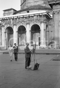 1960 ca MILANO Pittore alla Basilica di San Lorenzo NEGATIVO ORIGINALE Negativo originale d'epoca in bianco e nero su pellicola.Per i diritti rivolgersi a ICharta.ICharta mette in vendita, sul negozio eBay e in esclusiva sul sito "icharta" il proprio archivio composto da numerose diapositive e negativi fotografici d'epoca, tutti originali e autentici.Si tratta di uno sguardo inedito sull'attualità, la politica, la vita quotidiana, il gossip e la cultura, che fotografa il cambiamento della nazione (e non solo) tra il 1890 ed il 1990 circa. Un'occasione unica per il mercato del collezionismo, che vede finalmente disponibile un archivio eccezionale per vastità, tematiche e condizioni, in un settore (il negativo fotografico e la diapositiva) di assoluta novità e dalle interessanti prospettive di investimento. CONDIZIONI:FAIR/discretoFORMATO: cm 6 x 9 originale e autentica 1